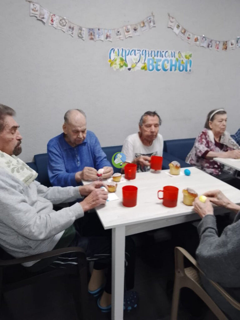 Отмечаем Пасху в частном доме престарелых «Оазис Спокойствия» в Воронеже.