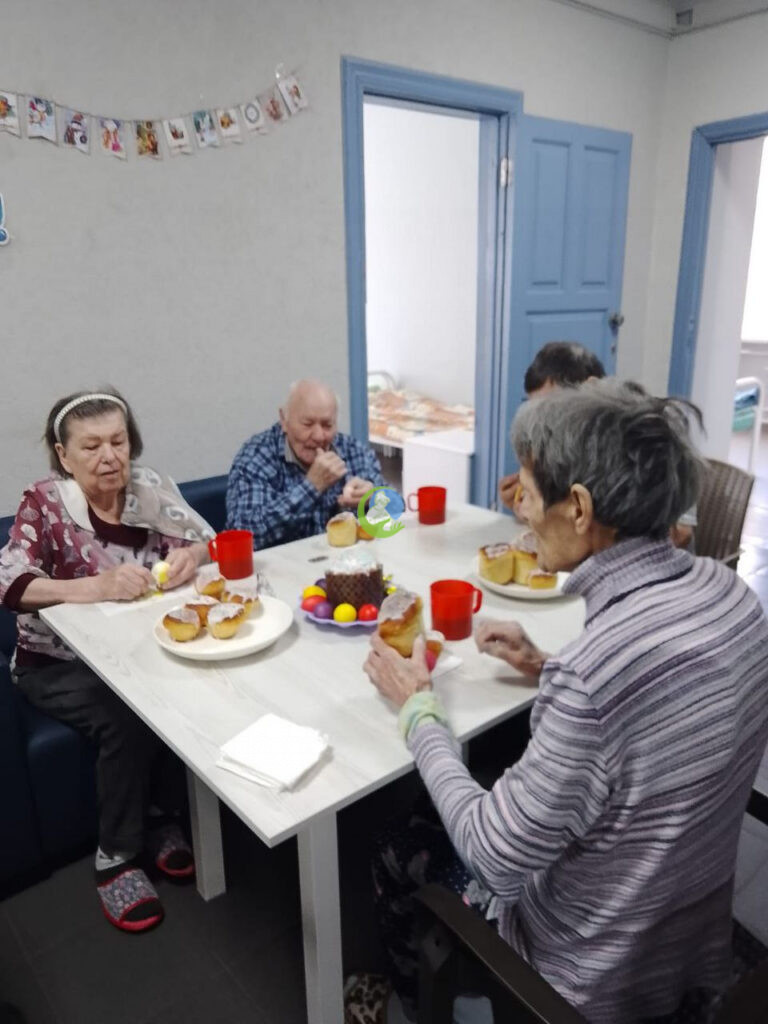 Отмечаем Пасху в частном доме престарелых «Оазис Спокойствия» в Воронеже.