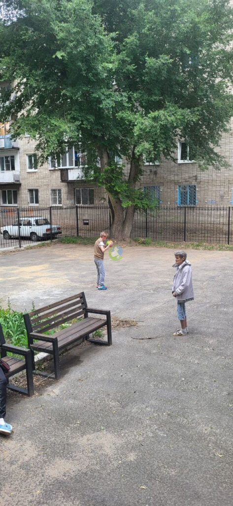 Прогулка на улице в доме престарелых