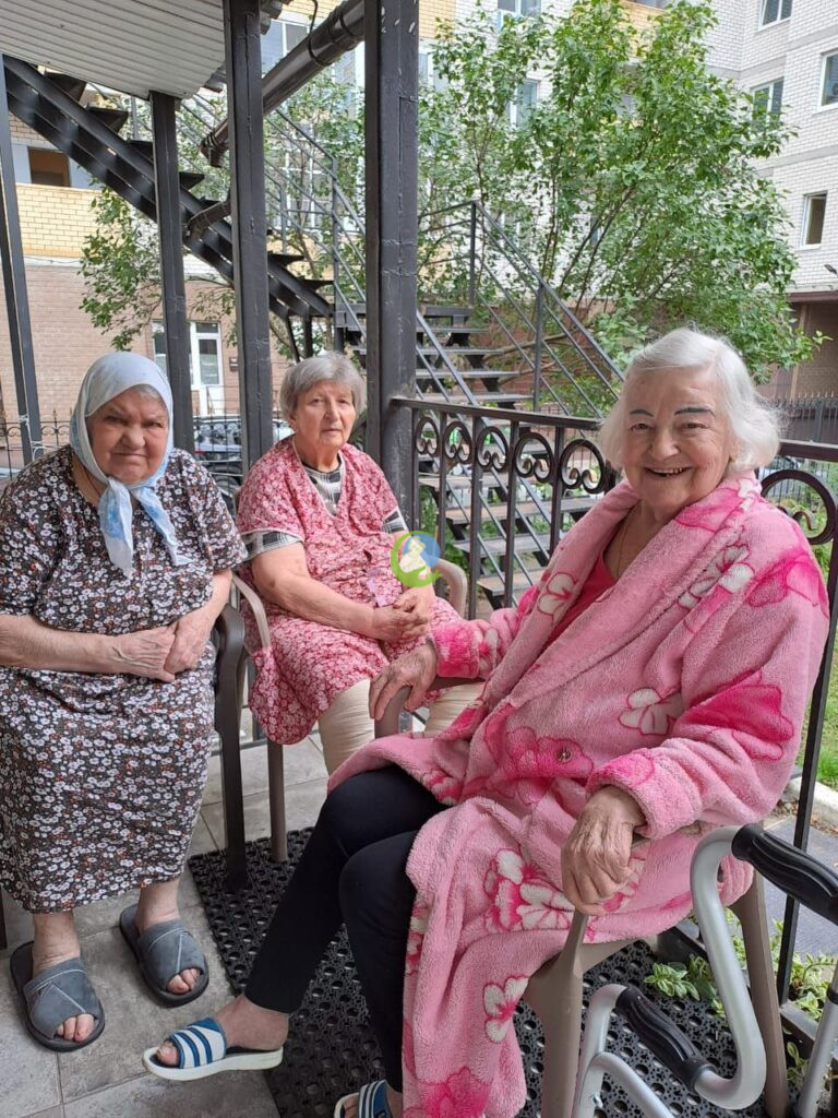 Маленькие радости бабушек в доме престарелых