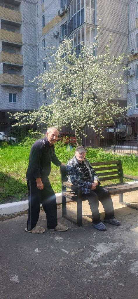 Прогулки на свежем воздухе в доме престарелых в Воронеже