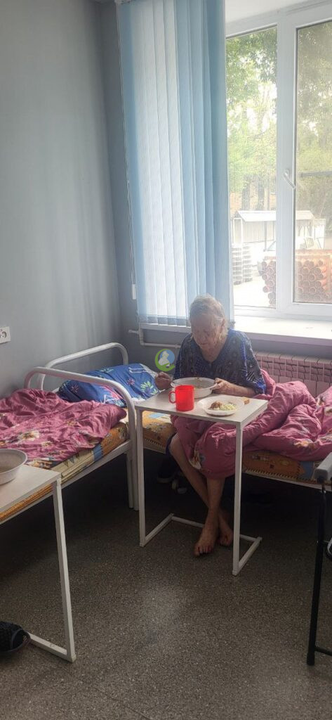 В доме престарелых прием пищи