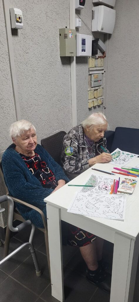 Рисование и раскрашивание в доме престарелых