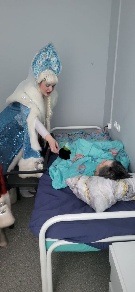 Дед Мороз и Снегурочка в Воронежском доме престарелых!