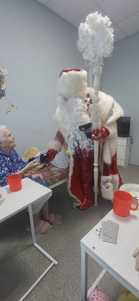 Дед Мороз и Снегурочка в Воронежском доме престарелых!
