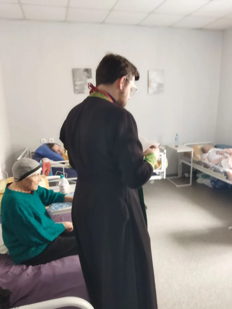 В доме престарелых прошло причастие