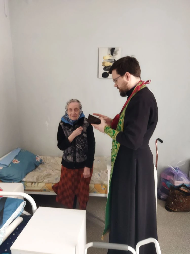 В доме престарелых прошло причастие